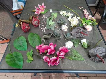 Diverse kunstbloemen en bladeren  beschikbaar voor biedingen