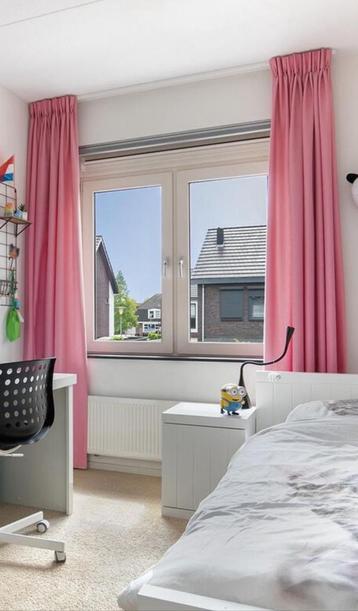 Roze gordijnen. Twee delen van elk 105x260cm beschikbaar voor biedingen