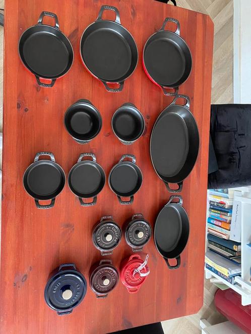 Staub set, gietijzer, cocottes, schalen – Made in France, Huis en Inrichting, Keuken | Potten en Pannen, Zo goed als nieuw, Gietijzer