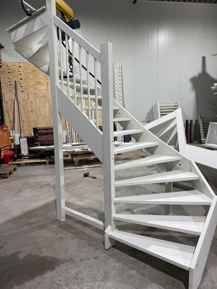 2 kwart trap incl muurleuningen 2870 hoog open, Doe-het-zelf en Verbouw, Ladders en Trappen, Zo goed als nieuw, 2 tot 4 meter