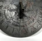 Sundail Zonnewijzer Amyddst ye fflowres I tell ye houres 19t, Ophalen of Verzenden