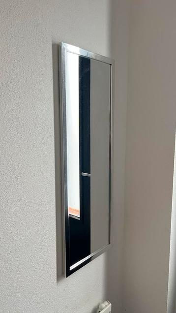 Twee nette spiegels beschikbaar voor biedingen
