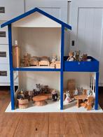 Houten poppenhuis met oude sylvanian family's figuurtjes, Ophalen, Gebruikt, Poppenhuis