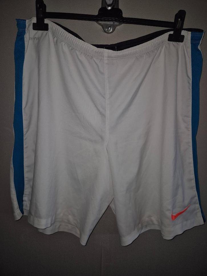 Nike sportbroek kort  XL, Kleding | Heren, Sportkleding, Zo goed als nieuw, Algemeen, Maat 56/58 (XL), Wit, Ophalen of Verzenden