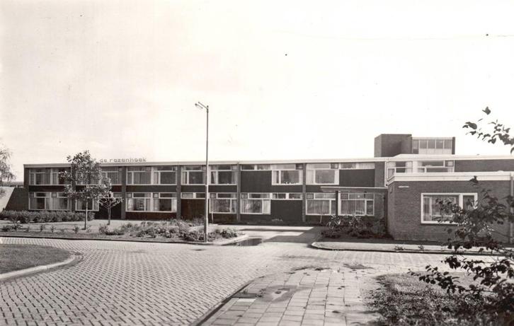 Hellevoetsluis de Rozenhoek  130096, Verzamelen, Ansichtkaarten | Nederland, Ongelopen, Zuid-Holland, Verzenden