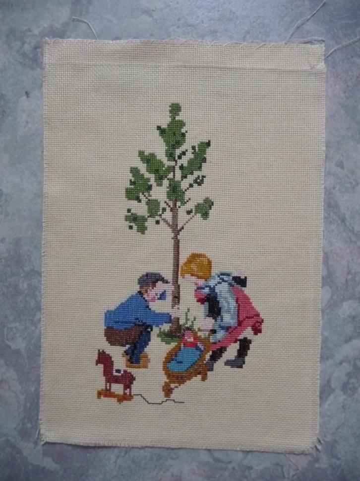 Borduurwerk "Ot en Sien bij de boom", Hobby en Vrije tijd, Borduren en Borduurmachines, Gebruikt, Onderdeel of Toebehoren, Handborduren