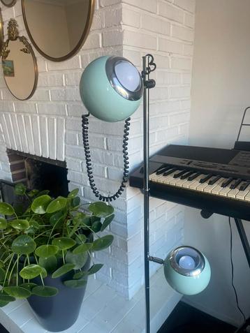 Prachtige vintage vloerlamp met 2 bollen beschikbaar voor biedingen
