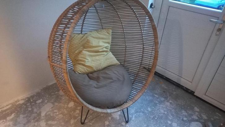 Bolvormige rieten (hang) stoel, Huis en Inrichting, Stoelen, Zo goed als nieuw, Eén, Riet of Rotan, Bruin, Ophalen