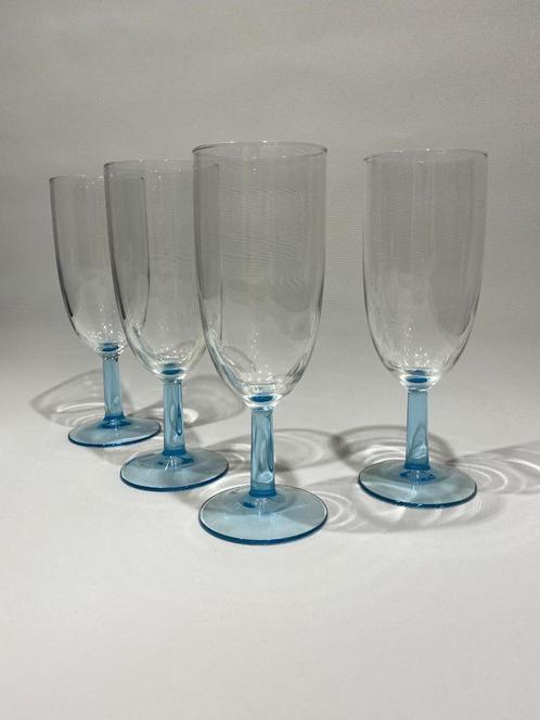 4x Champagne glas met lichtblauwe voet, Antiek en Kunst, Antiek | Glas en Kristal, Ophalen of Verzenden