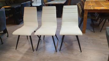 Witte lederen eetkamerstoelen met zwarte metalen poten beschikbaar voor biedingen