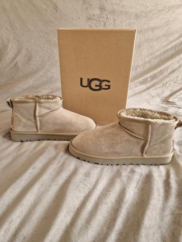 UGG classic ultra mini Laarsjes  Maat 40 Beige beschikbaar voor biedingen
