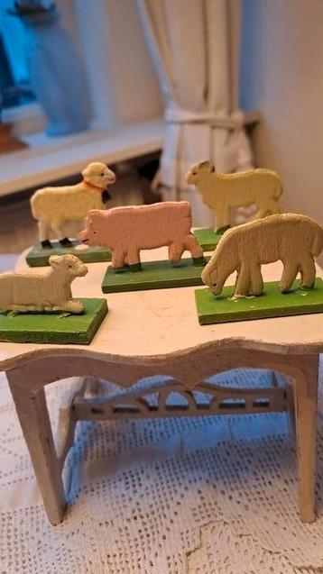 ERZGEBIRGE DUITSLAND PLATTE HOUTEN SCHAAPJES handbeschilderd beschikbaar voor biedingen