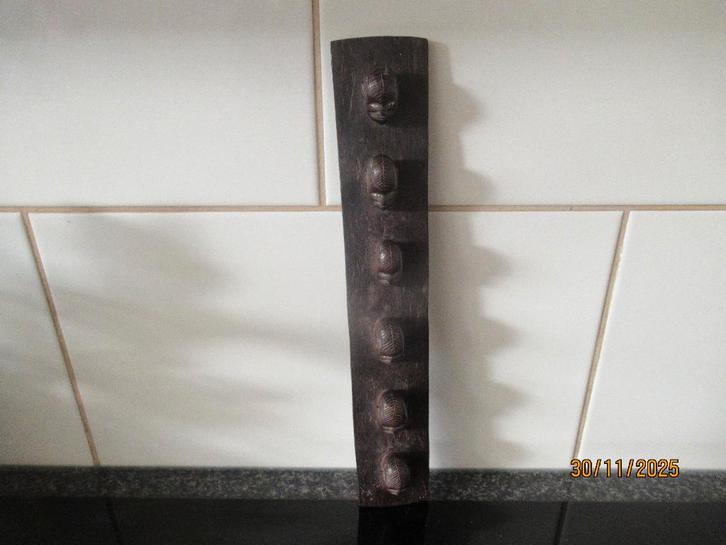 HOUTEN PLANK- AFRIKAANSE KUNST - 6 GESTILLEERDE HOOFDEN, Antiek en Kunst, Kunst | Niet-Westerse kunst, Ophalen of Verzenden