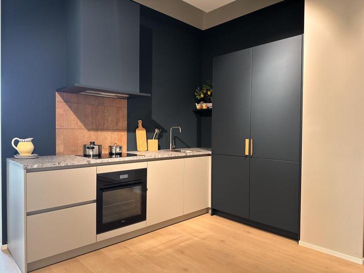 Nette Showroom Hoekkeuken met AEG Apparatuur, Huis en Inrichting, Keuken | Complete keukens, Nieuw, Hoekkeuken, Kunststof, Greeploos