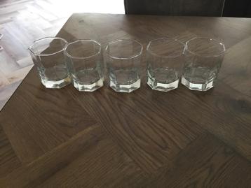 Diverse glazen in bananendoos  beschikbaar voor biedingen