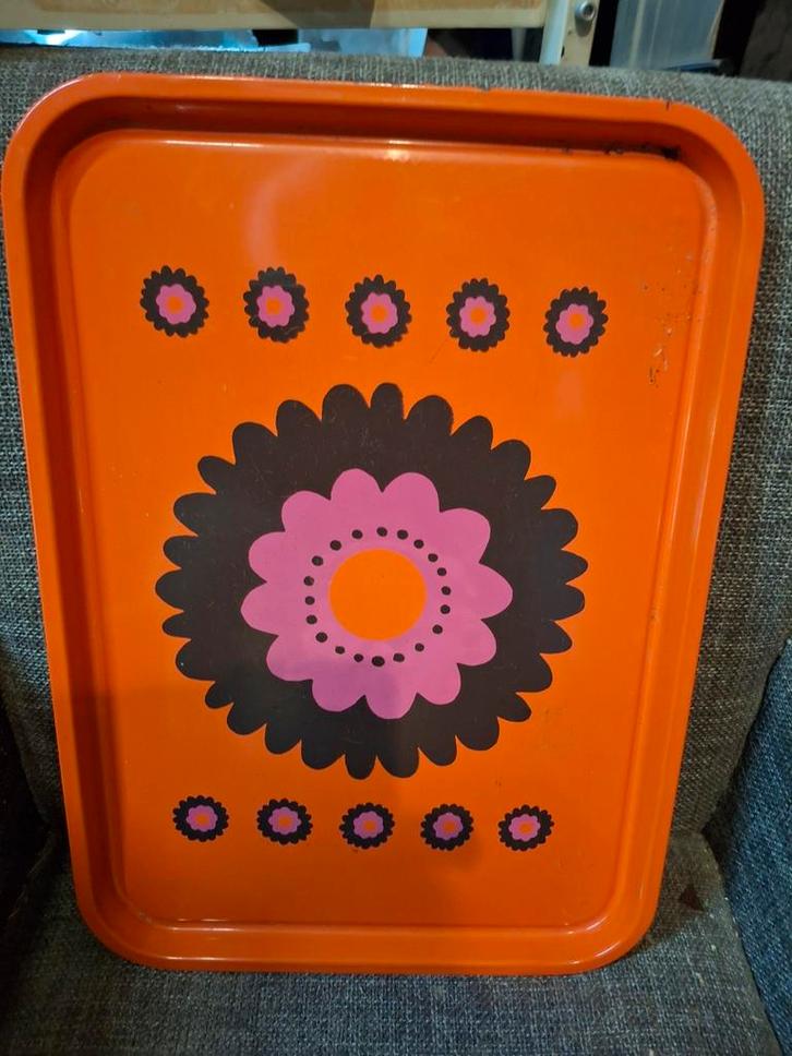 Vintage Oranje Dienblad met Bloemen, Huis en Inrichting, Woonaccessoires | Dienbladen, Gebruikt, Metaal, Rechthoekig, Ophalen of Verzenden