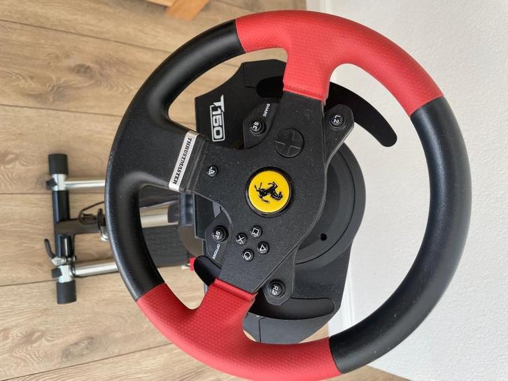 Thrustmaster T150 Ferrari met standaard, Spelcomputers en Games, Spelcomputers | Sony PlayStation Consoles | Accessoires, Zo goed als nieuw