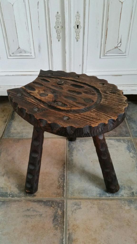 Brutalistisch vintage Spaans melkkrukje hoefijzervormig., Huis en Inrichting, Krukjes, Gebruikt, Hout, Ophalen of Verzenden