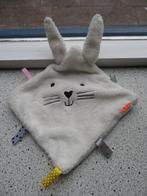 Knuffeldoek labeldoek wit konijn van Hema met pieper, Ophalen of Verzenden, Zo goed als nieuw, Konijn