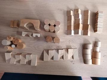 Houten blokken blokjes van hout allerlei vormen brug wiggen beschikbaar voor biedingen