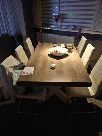 6 moderne eettaffelstoelen met lichte schade (katte nagels) beschikbaar voor biedingen