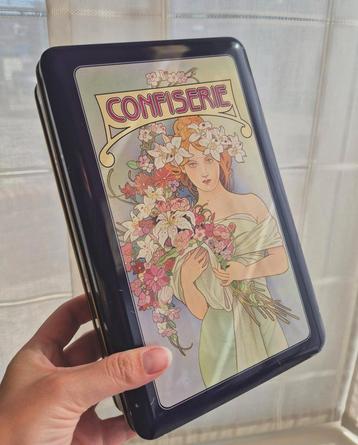 Vintage snoepjesblik Art Nouveau stijl beschikbaar voor biedingen