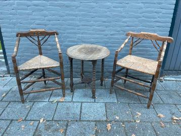 Oudhollands setje met twee stoelen en een tafeltjee beschikbaar voor biedingen