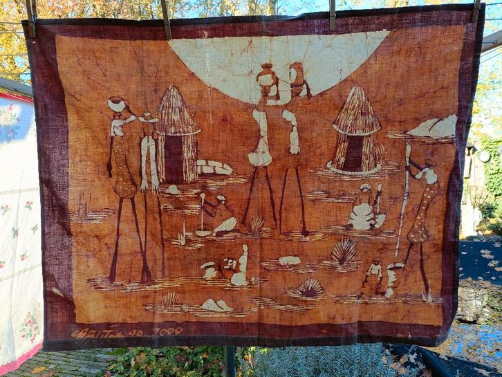 Afrikaanse voorstelling op rood / bruin batik? stof 96x75 cm, Hobby en Vrije tijd, Stoffen en Lappen, Gebruikt, Katoen, 30 tot 120 cm