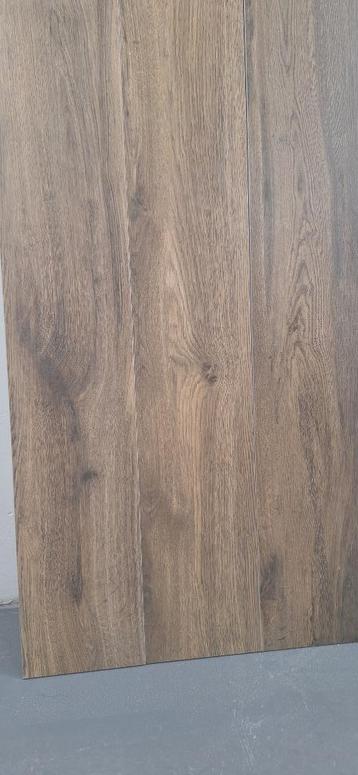 Partij keramisch houtlook vloertegels 120x20 kronewald brown beschikbaar voor biedingen