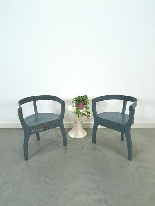 Oude houten blauwe set stoelen met bloemen uit Zweden, Huis en Inrichting, Stoelen, Gebruikt, Twee, Hout, Blauw, Ophalen of Verzenden