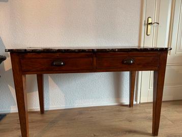 Mooie tafel  beschikbaar voor biedingen