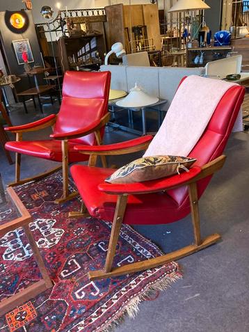 2 vintage schommelstoelen in rode skai uitgevoerd beschikbaar voor biedingen