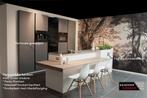 MODERNE SHOWROOM KEUKEN MET KOOKEILAND EN KRUIDENTUIN
