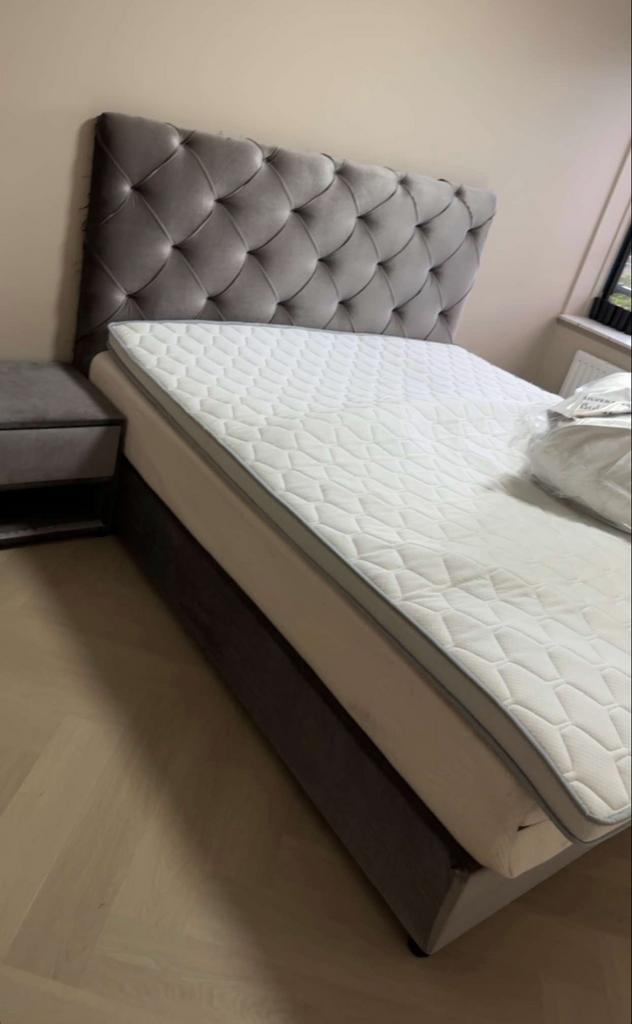 Prachtig grijs bed 200 bij 180 cm, Huis en Inrichting, Slaapkamer | Bedden, Gebruikt, Tweepersoons, 160 cm, 200 cm, Stof, Grijs