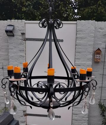 Zwart metalen kroonluchter beschikbaar voor biedingen