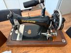 Vintage naaimachine met een bijbehorende houten koffer, Antiek en Kunst, Ophalen of Verzenden