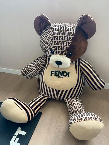 Hele grote Fendi Roma knuffelbeer beschikbaar voor biedingen