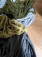 tas met 1,3 kilo strengen wol in blauw en groen tinten, Ophalen of Verzenden, Nieuw, Breien of Haken, Wol of Garen
