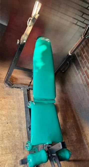 Groenzwarte verstelbare Benchpress bench. Ook beenoefeningen beschikbaar voor biedingen