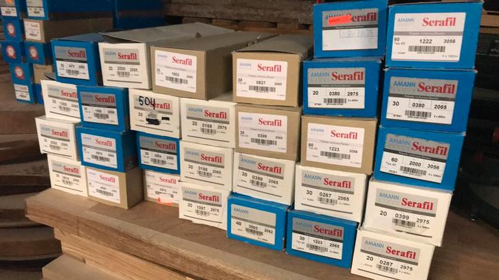 Nagelnieuwe klossen met professioneel garen van Serafil, Hobby en Vrije tijd, Naaimachines en Toebehoren, Nieuw, Lockmachine, Overige merken