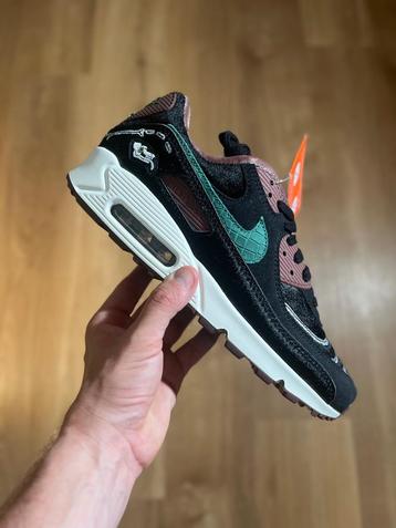 Nike Air Max 90 ‘Siempre Familia’ 42,5 42.5 beschikbaar voor biedingen
