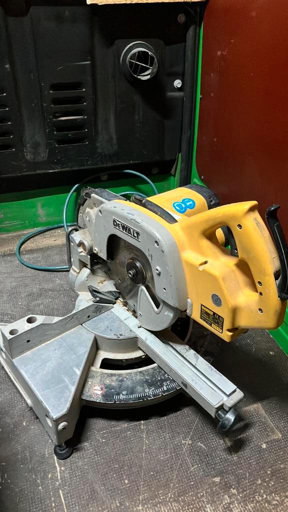 Dewalt afkortzaag dw701 tegen elk aannemelijk bod, Doe-het-zelf en Verbouw, Gereedschap | Zaagmachines, Gebruikt, Afkortzaag, 1200 watt of meer