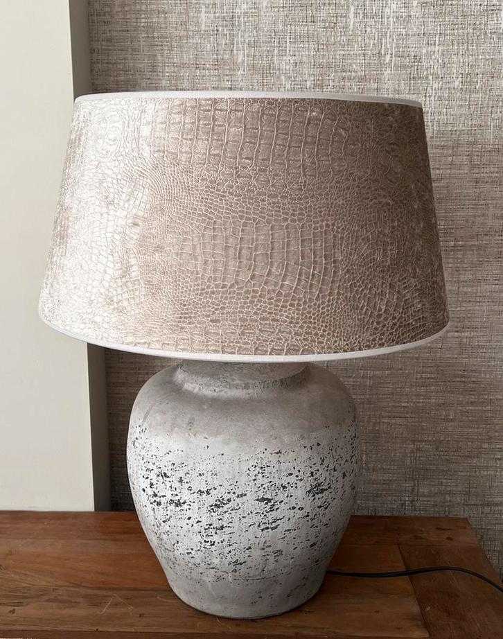 Kruiklamp met mooie lampenkamp, Huis en Inrichting, Lampen | Lampenkappen, Zo goed als nieuw, 50 cm of meer, Rond, Crème, Beige