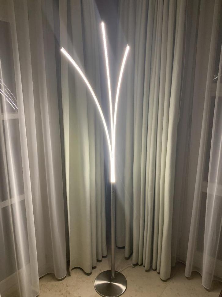 Staande ledlampen, Huis en Inrichting, Lampen | Vloerlampen, Zo goed als nieuw, 150 tot 200 cm, Metaal, Overige materialen, Ophalen