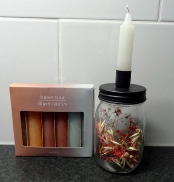 Droogbloemen in glas met kaars en extra nieuwe kaarsen beschikbaar voor biedingen