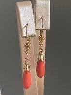 9 karaat vintage oorbellen met bloedkoraal pegels, Ophalen of Verzenden, Zo goed als nieuw, Goud