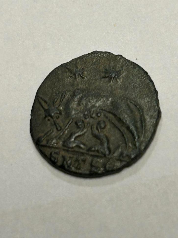 63Romeinse munt. Constantijn de Grote AE3 - Romulus en Remus, Postzegels en Munten, Munten | Europa | Niet-Euromunten, Losse munt