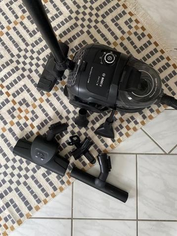 Bosch Vacuum Cleaner Series 4 (bagless) beschikbaar voor biedingen