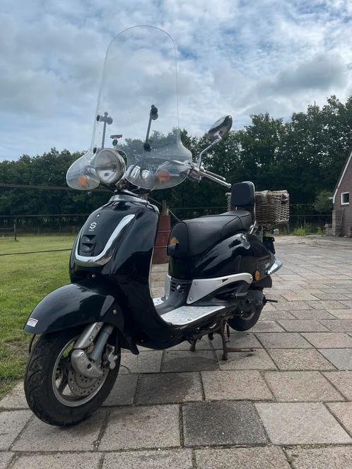 Retro scooter met windscherm & mandje (25 km/u, opgevoerd), Fietsen en Brommers, Snorfietsen en Snorscooters, Zo goed als nieuw
