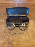 Twee Antieke Ziekenfonds Brillen met Koker, Antiek en Kunst, Antiek | Kleding en Accessoires, Ophalen of Verzenden, Dames